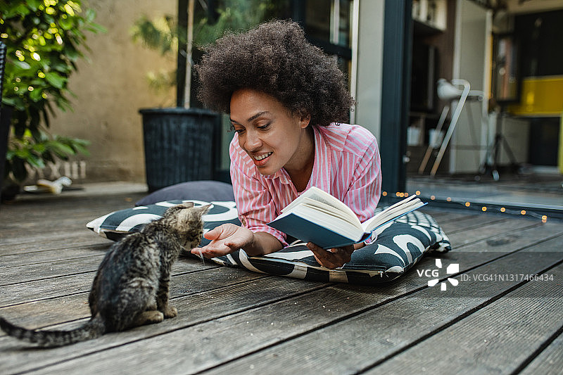 在家中阳台阅读放松图片素材