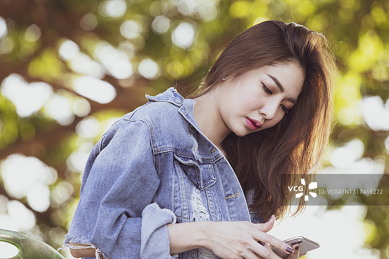 使用智能手机的漂亮女人图片素材