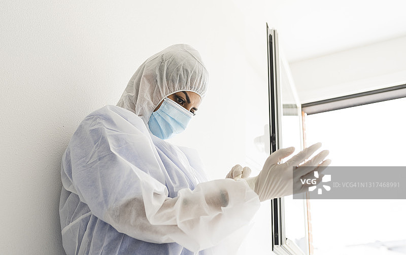 医院里戴防护手套的女医生图片素材