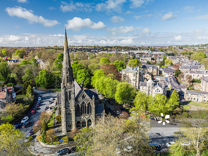 英格兰北约克郡哈罗盖特市中心的一座教堂建筑和住宅楼鸟瞰。图片素材