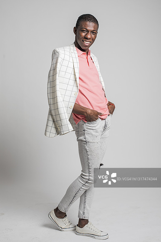 在灰色背景上欢笑、跳舞和移动的时尚年轻人图片素材