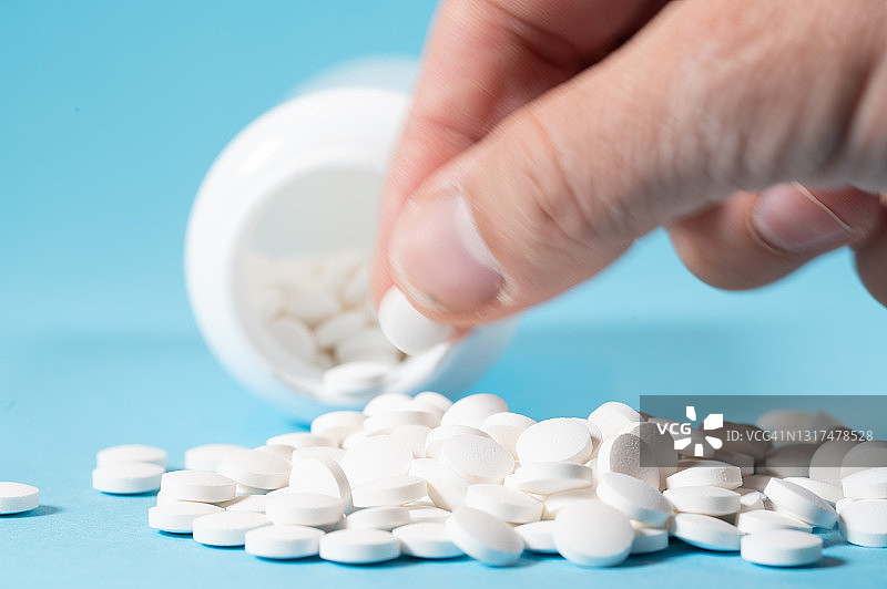 男人手拿药丸图片素材