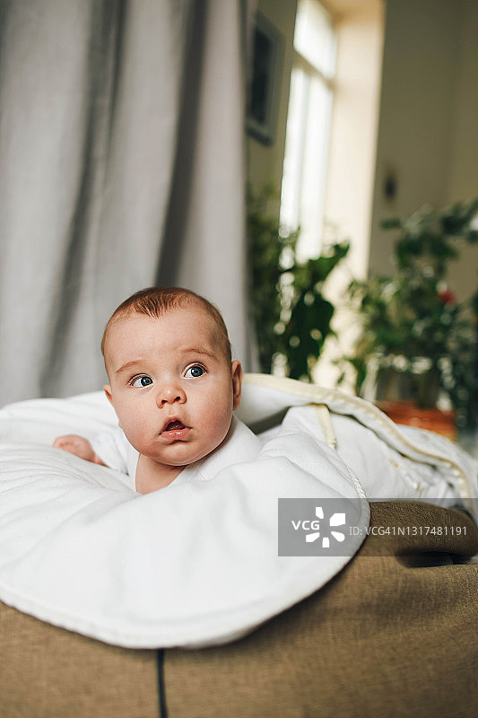 在婴儿床上的新生儿图片素材