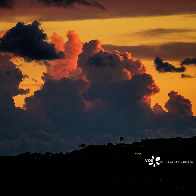 加利福尼亚州拉古纳尼格尔日落时分的积云图片素材