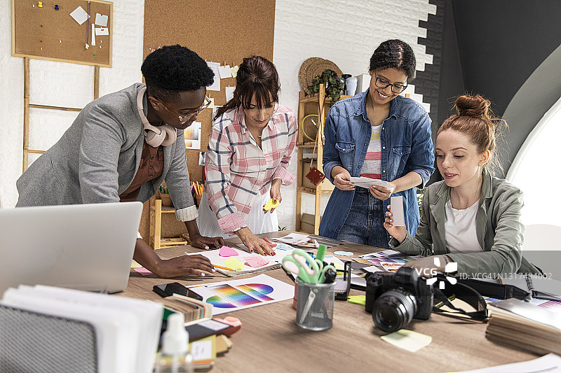 四位女摄影师整理她们的新作品集照片图片素材