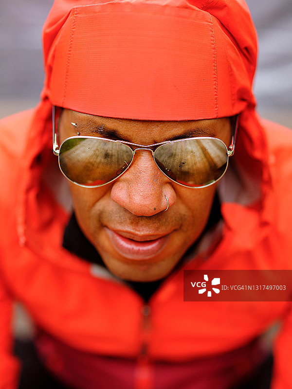 在后院锻炼的黑人男子图片素材