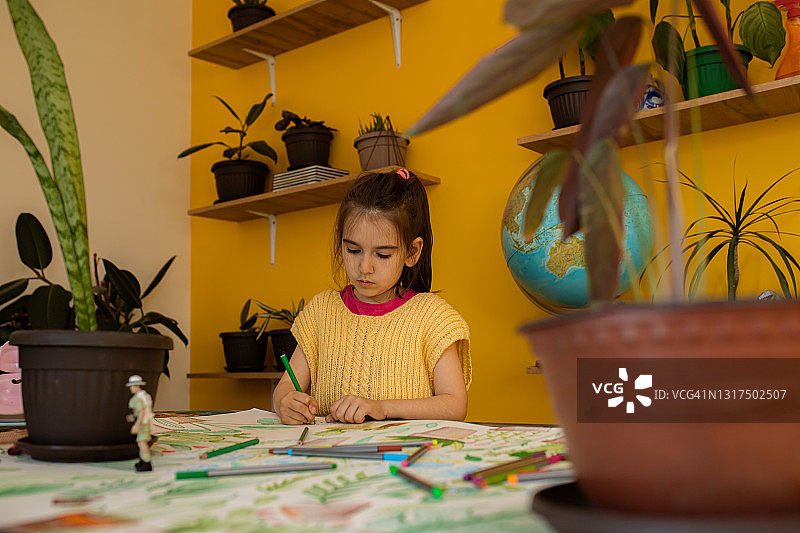 女孩在纸上绘画和着色俯视图图片素材