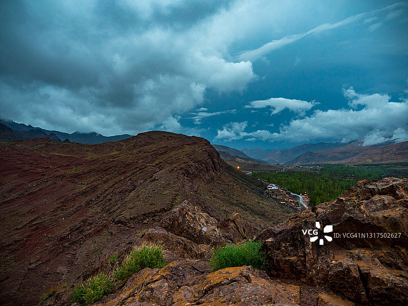 伊朗伊斯法罕省Abyaneh村的红土灌木地图片素材