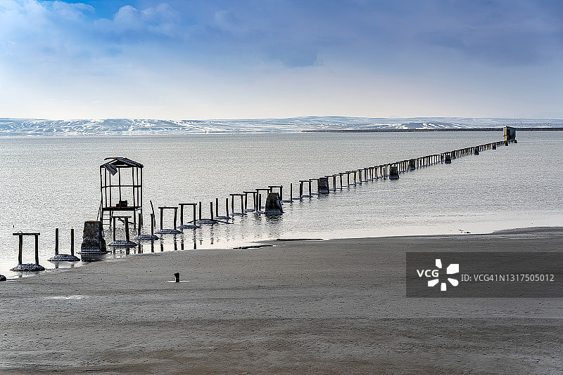 土耳其盐湖的老旧盐运输机图片素材