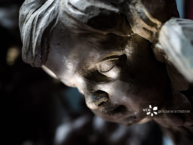 11世纪古老教堂内部：哥特式和巴洛克风格，拱门、管风琴、墙壁绘画图片素材