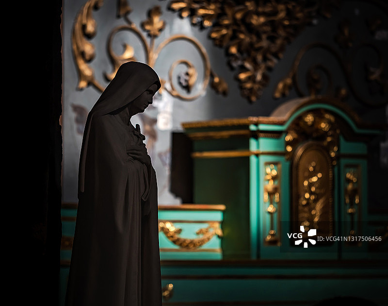 11世纪古老教堂内部：哥特式和巴洛克风格，拱门、管风琴、墙壁绘画图片素材