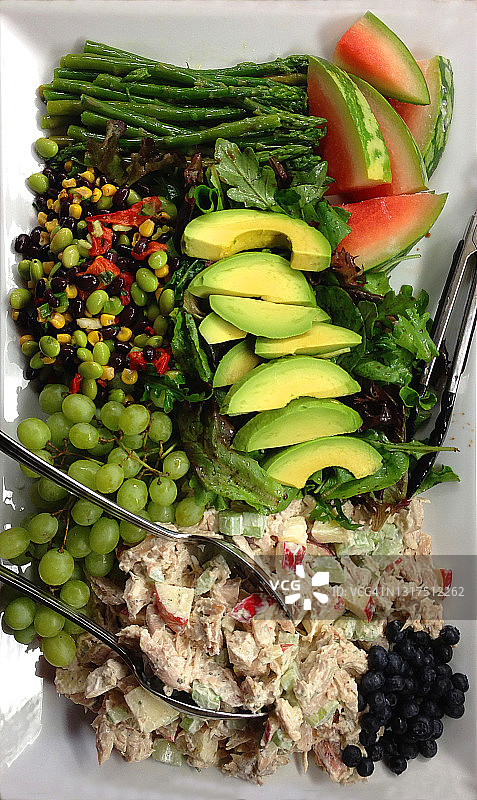 装满水果蔬菜和土豆沙拉的夏季托盘图片素材