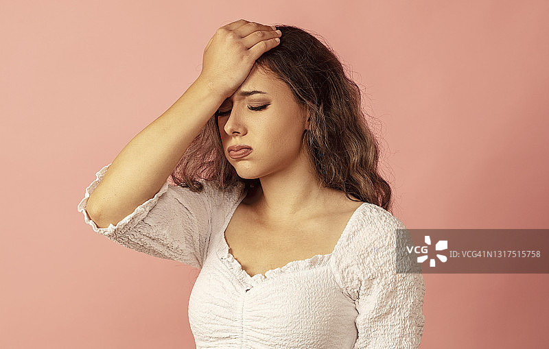 头痛难忍的年轻女人图片素材