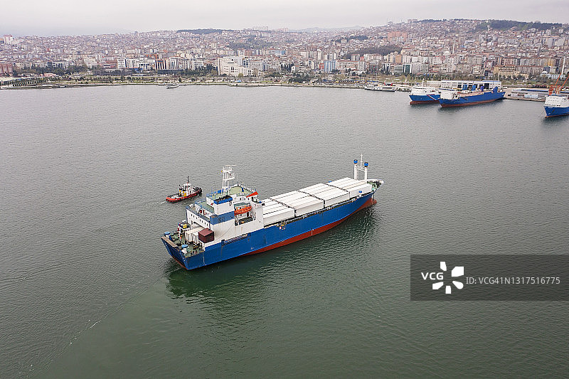 驶向港口的滚装船航拍图片素材