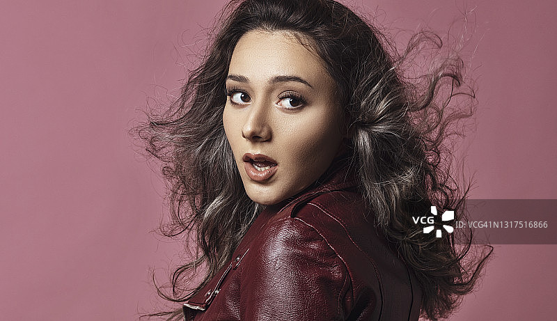 一位美丽的年轻女子，身后有人惊讶地看着眼前发生的事情图片素材