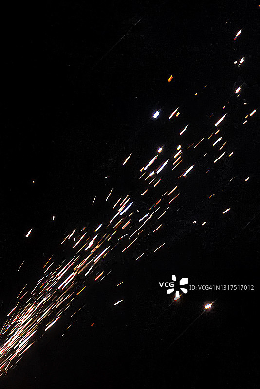 黑色背景上的抽象炫彩火花飞舞图片素材