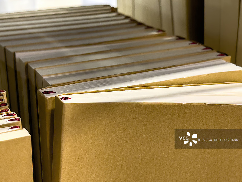 整齐排列的练习本图片素材