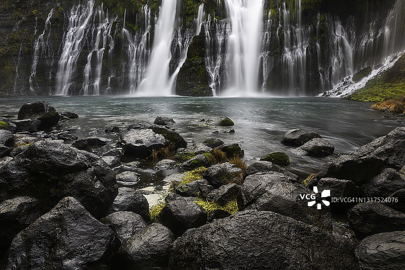 伯尼瀑布，麦克阿瑟-伯尼瀑布纪念州立公园，沙斯塔县，加利福尼亚州图片素材