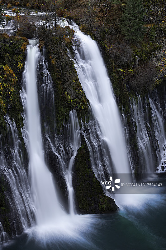伯尼瀑布和水池，麦克阿瑟-伯尼瀑布纪念州立公园，加利福尼亚州沙斯塔县图片素材