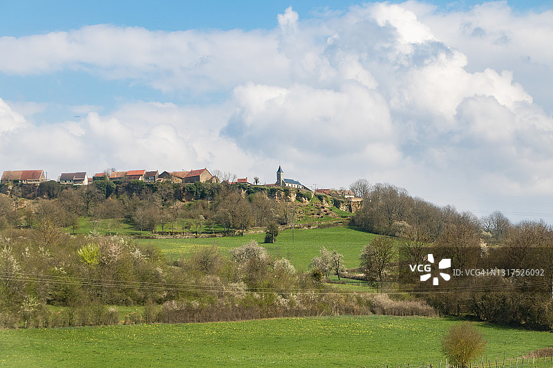 科多尔省山顶小镇布埃图片素材