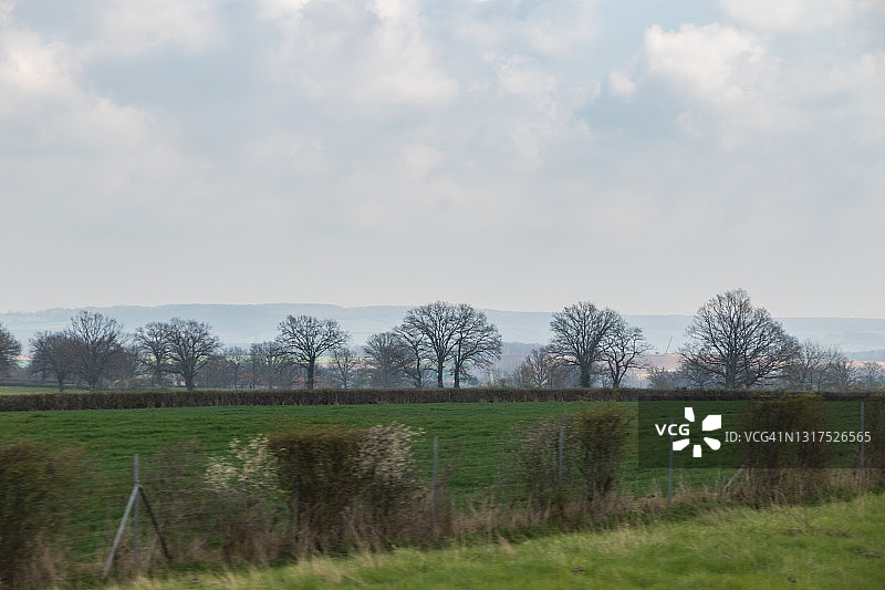 巴黎至里昂公路旁的农业田地图片素材