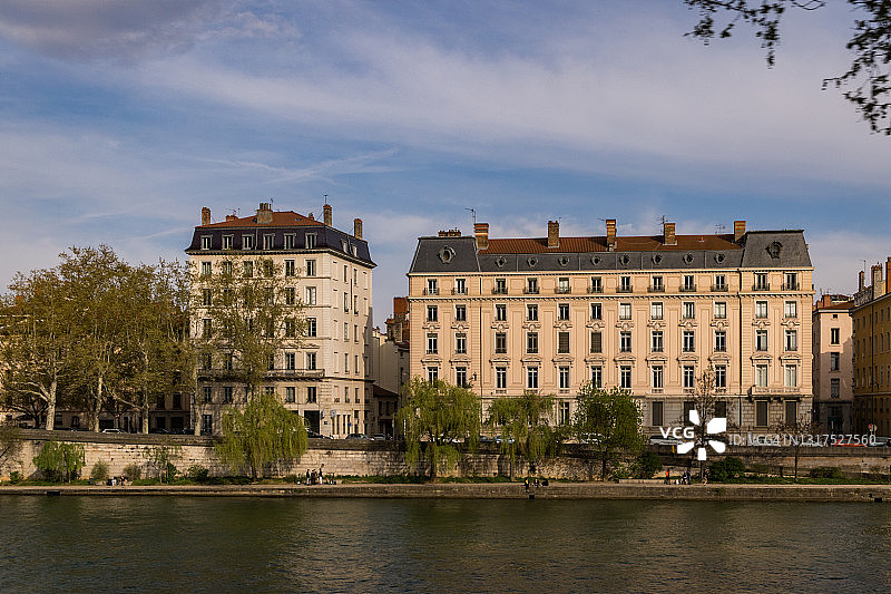 法国里昂索恩河沿岸美丽的建筑图片素材