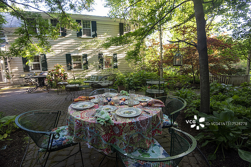 在家庭后花园中摆放好的餐桌图片素材