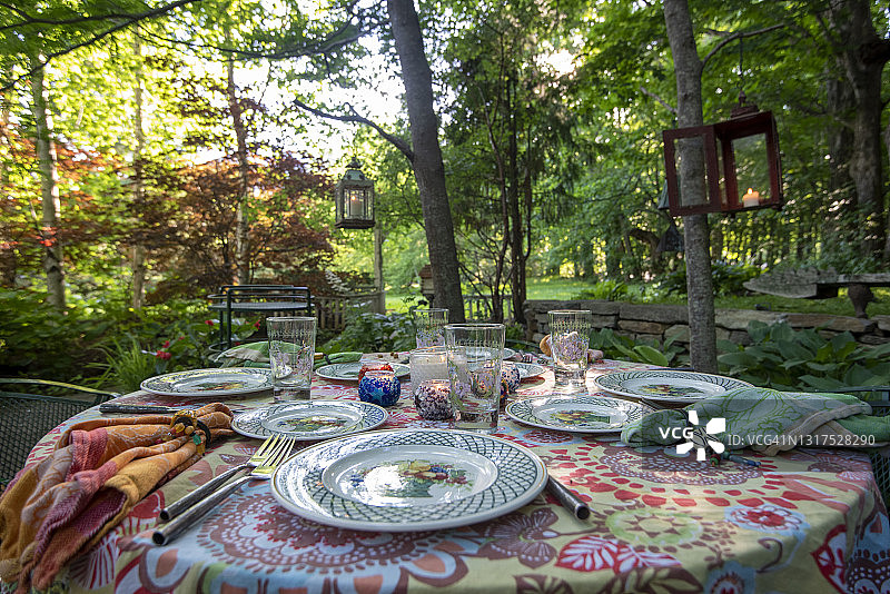 在家庭后花园中摆放好的餐桌图片素材