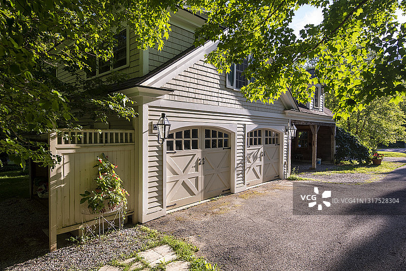 郊区社区的车道和车库图片素材