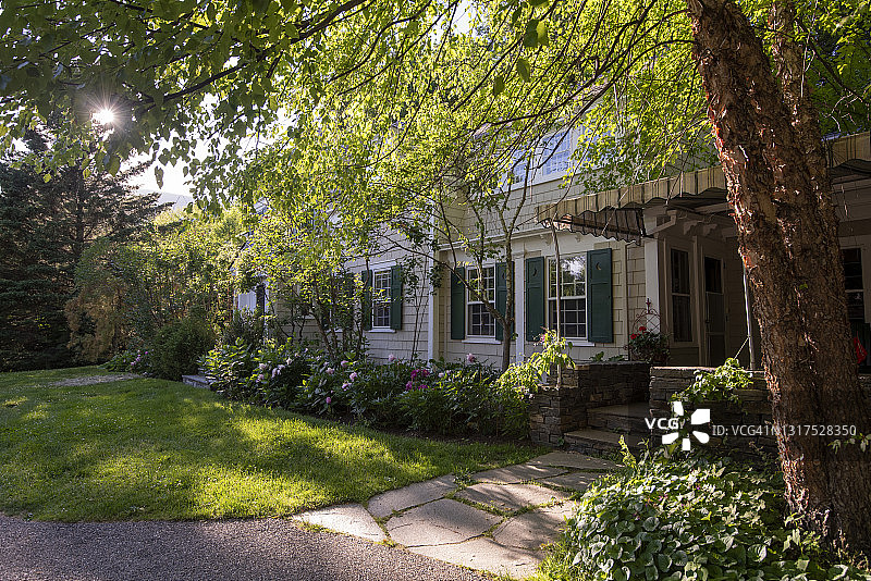 夏季新英格兰殖民风格住宅外景图片素材