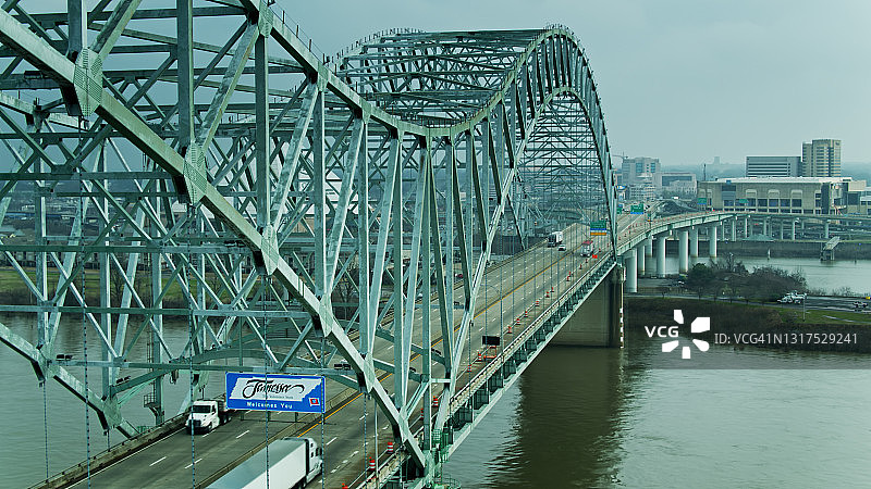 在埃尔南多·德·索托大桥上进入田纳西州的40号州际公路上的卡车图片素材