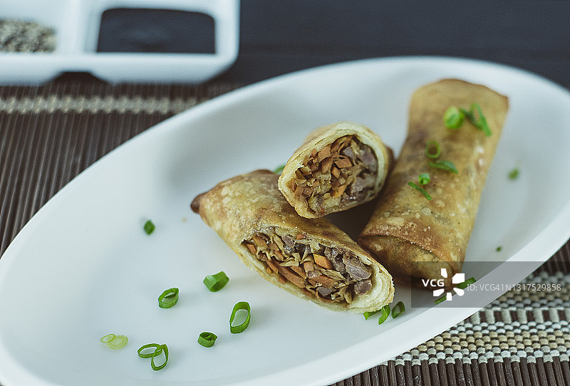 中国传统泰式餐厅开胃菜：春卷图片素材