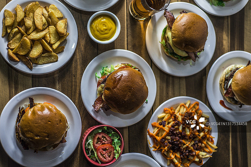 食物，薯条，餐桌上的快餐。顶视图图片素材