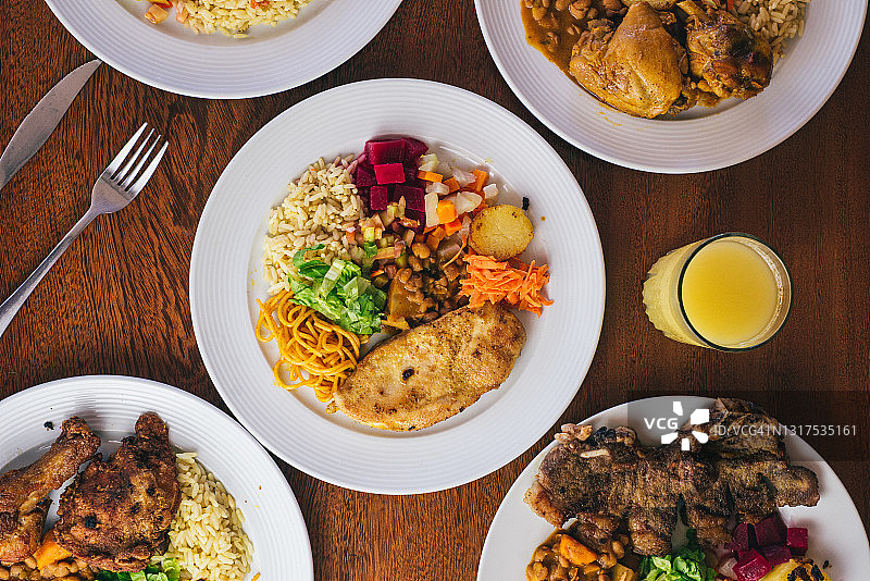 摆满食物的餐桌，家庭聚餐俯视图片素材