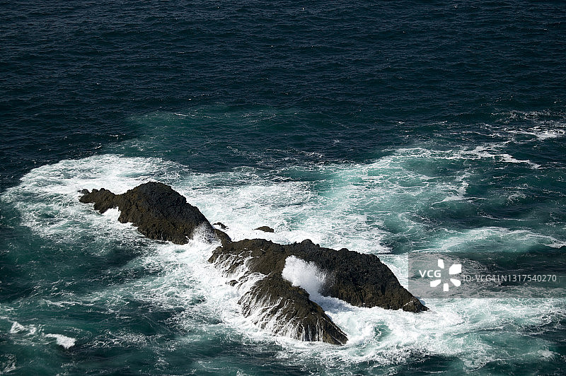 大西洋中海浪拍打着礁石图片素材