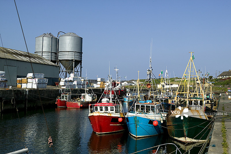 港口城市停泊渔船图片素材