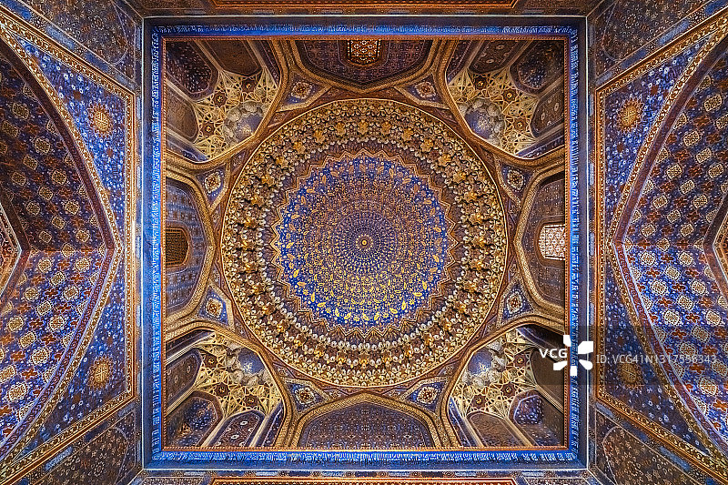 撒马尔罕季利亚-科里伊斯兰教学院装饰穹顶天花板细节，乌兹别克斯坦图片素材
