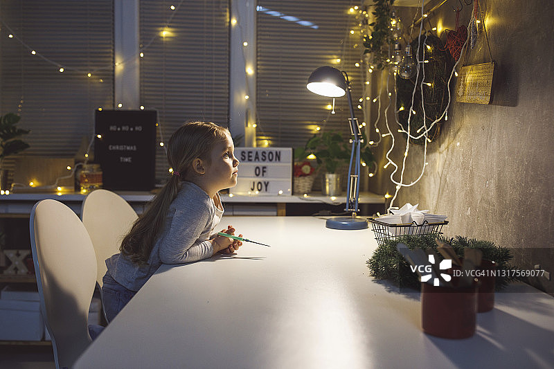 小女孩准备制作圣诞手工艺品图片素材
