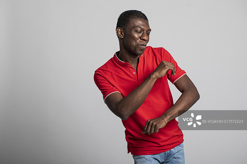 在灰色背景上欢笑、跳舞和移动的时尚年轻人图片素材