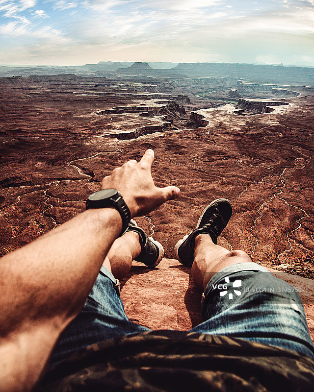 在峡谷地休息的男人图片素材