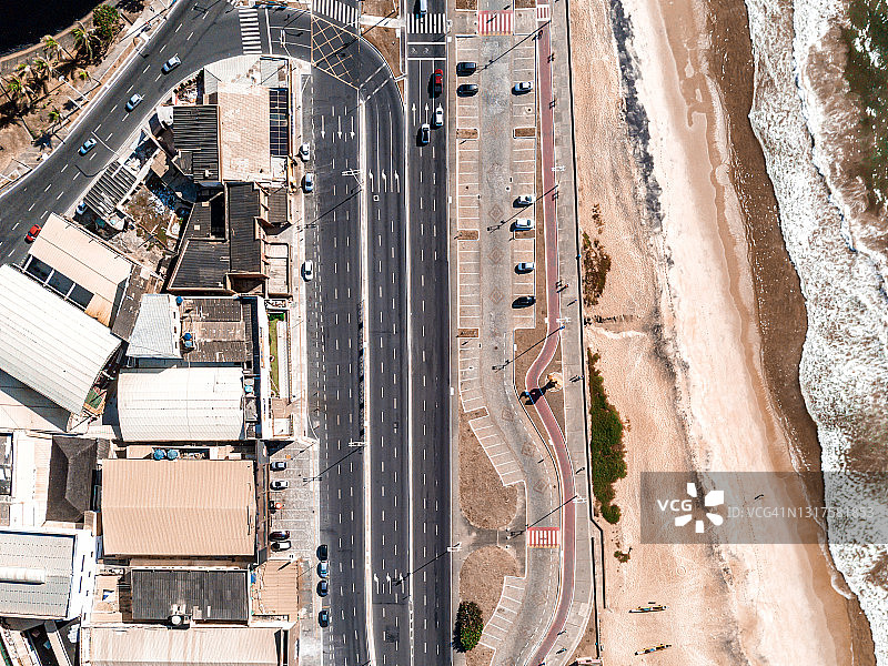 现代萨尔瓦多-达巴伊亚海岸线和城市道路航拍图片素材