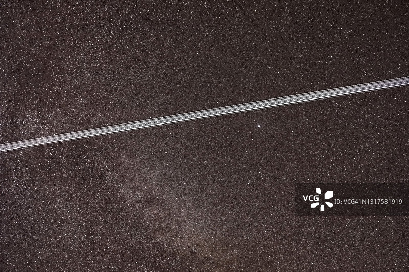 夜空中壮观的星链轨迹图片素材