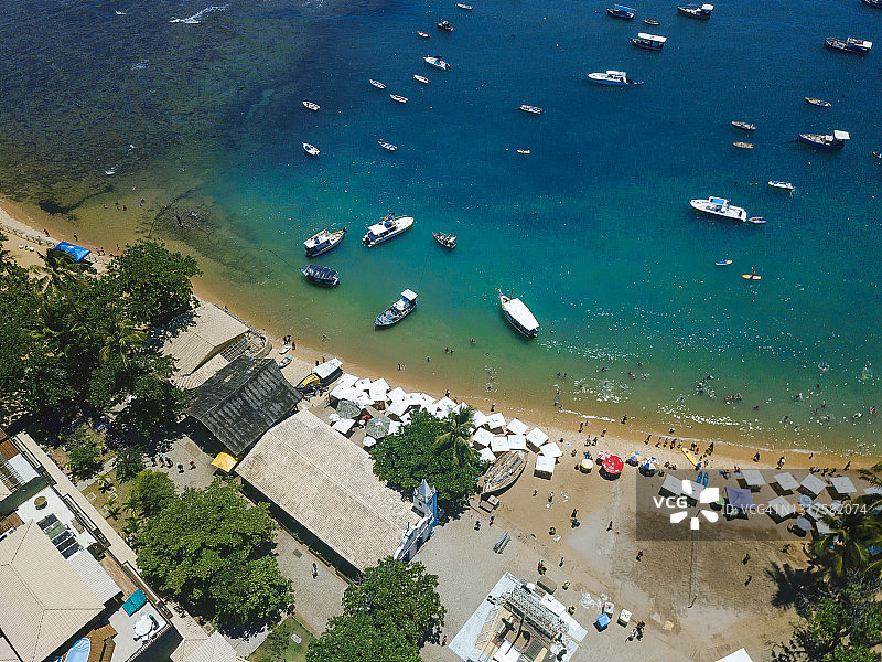 Praia do Forte城镇广场和海滩的鸟瞰图图片素材