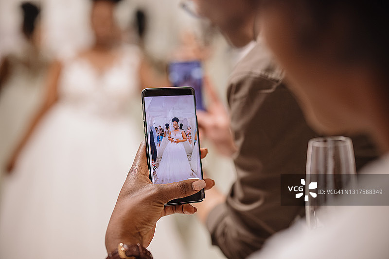 朋友们给穿婚纱的美丽朋友拍照图片素材