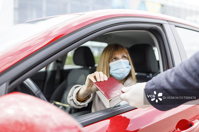 边境警察检查旅客护照图片素材