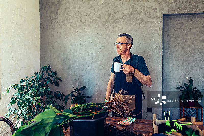 花店店员在工作休息时喝咖啡图片素材