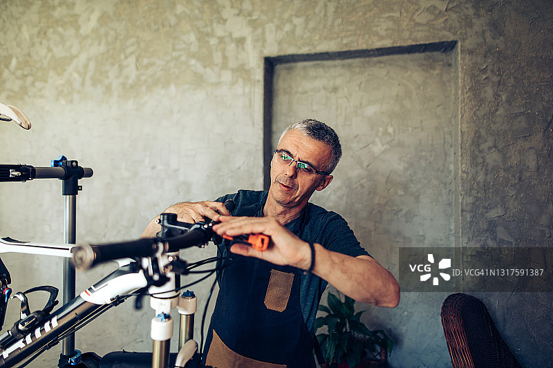 在自行车店工作的个体户图片素材