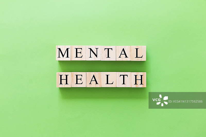 写有“心理健康”字样的木制玩具积木图片素材