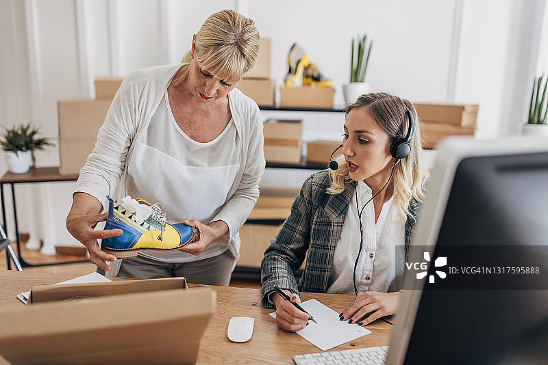 女性整理顾客订单图片素材