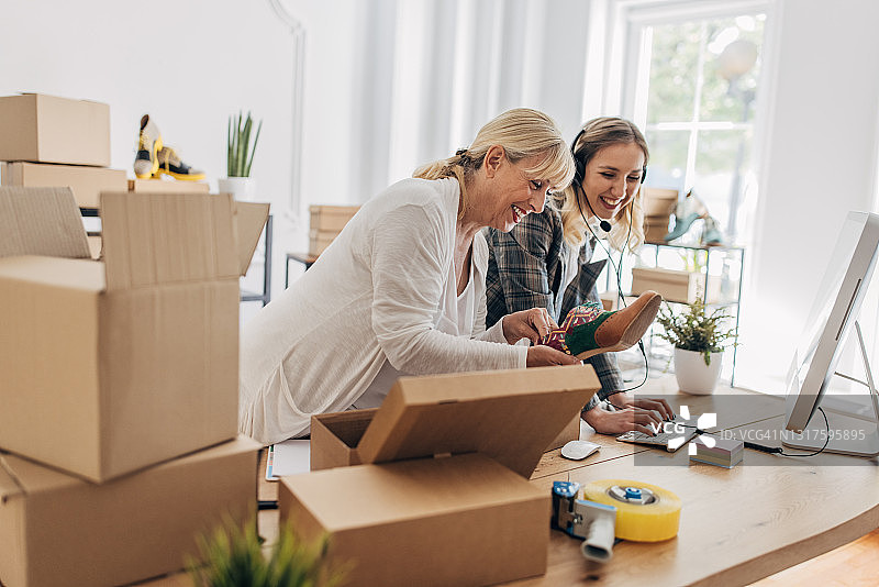 女性整理顾客订单图片素材